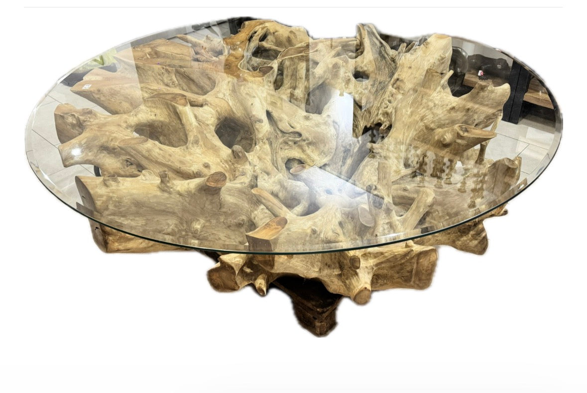 runder Glastisch auf einer Teakwurzel