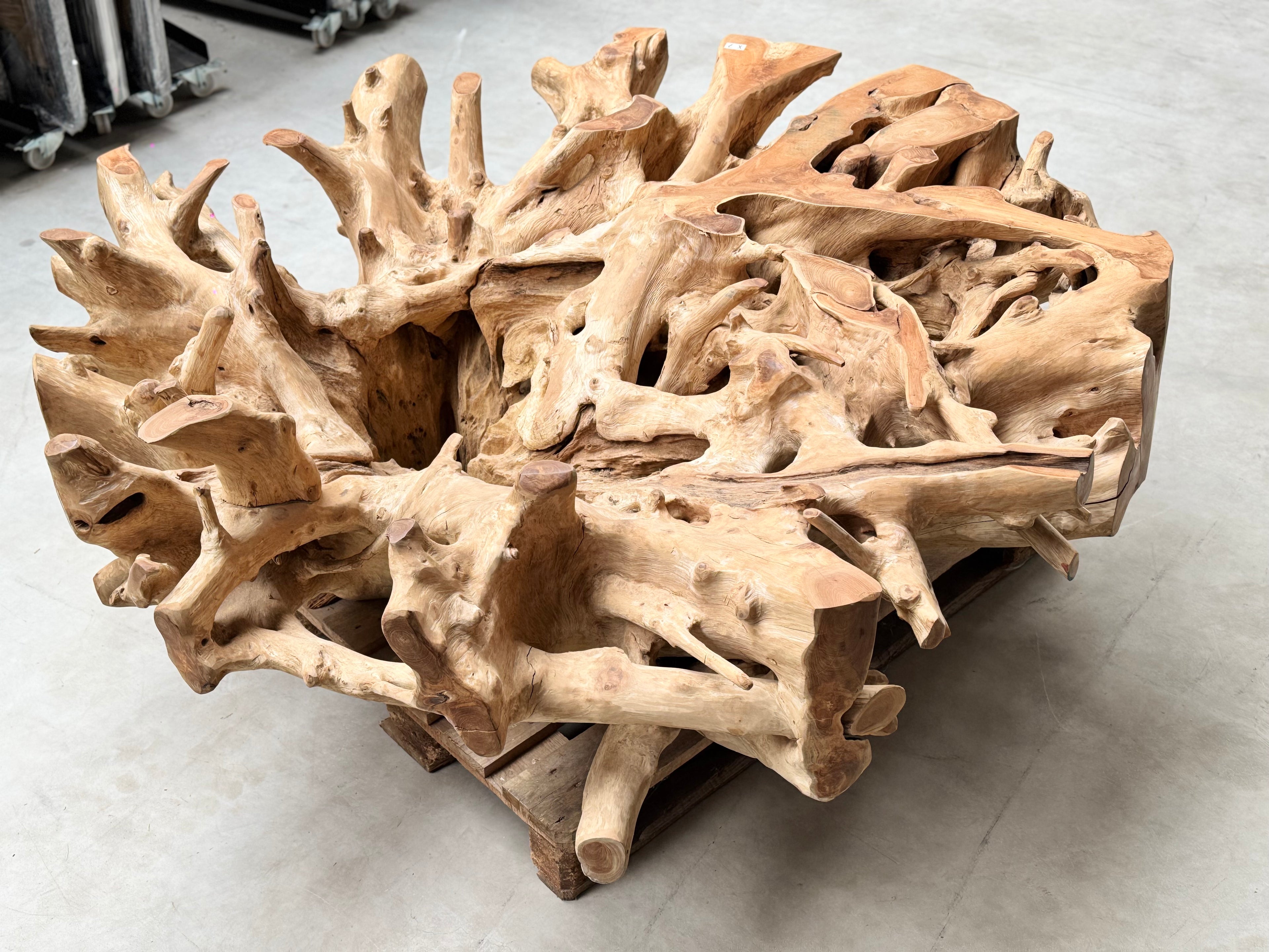 runder Glastisch auf einer Teakwurzel