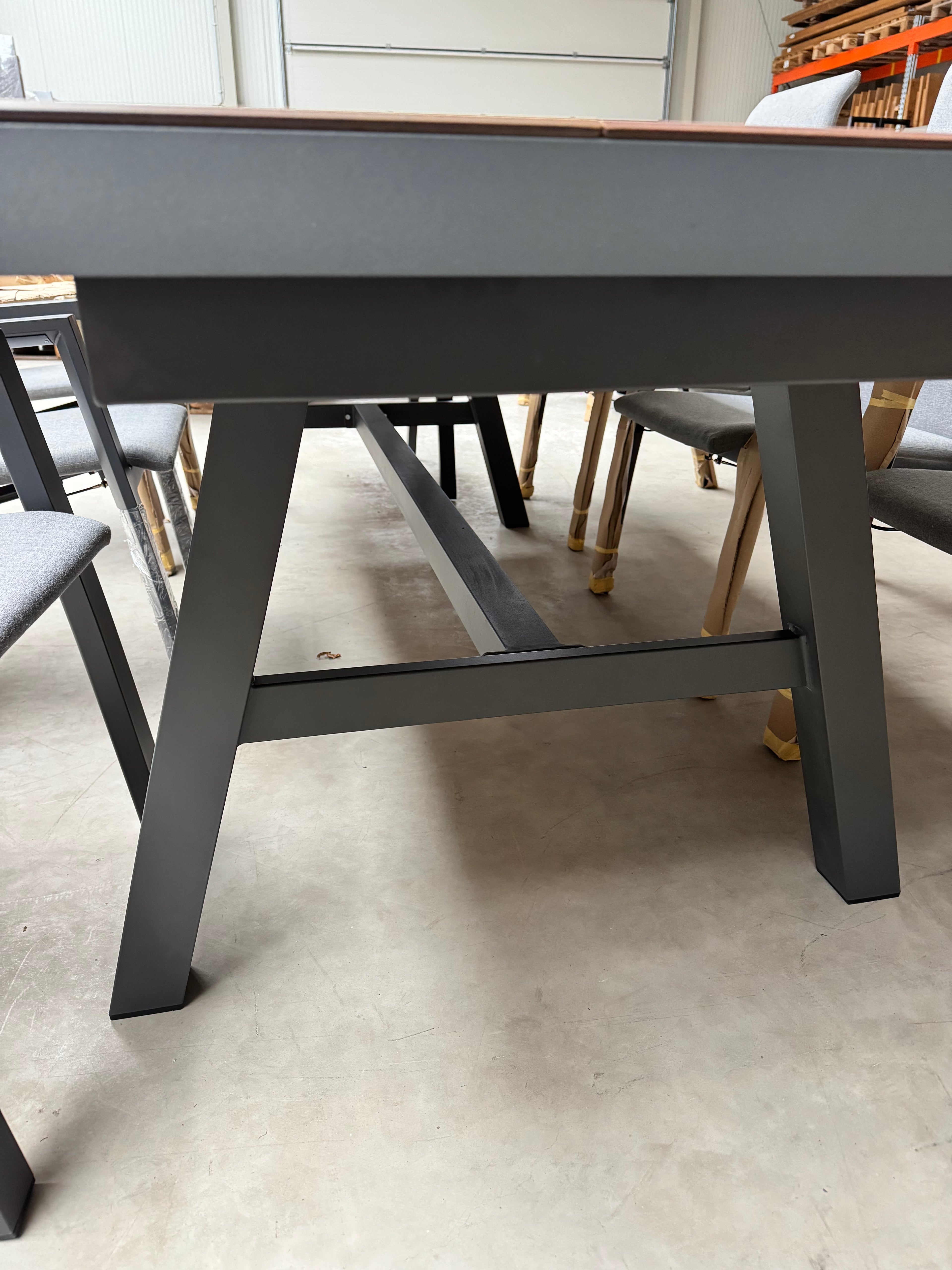 Tischgruppe mit Auszugstisch HPL (max. 2,20 m) inkl. 6 Stühlen