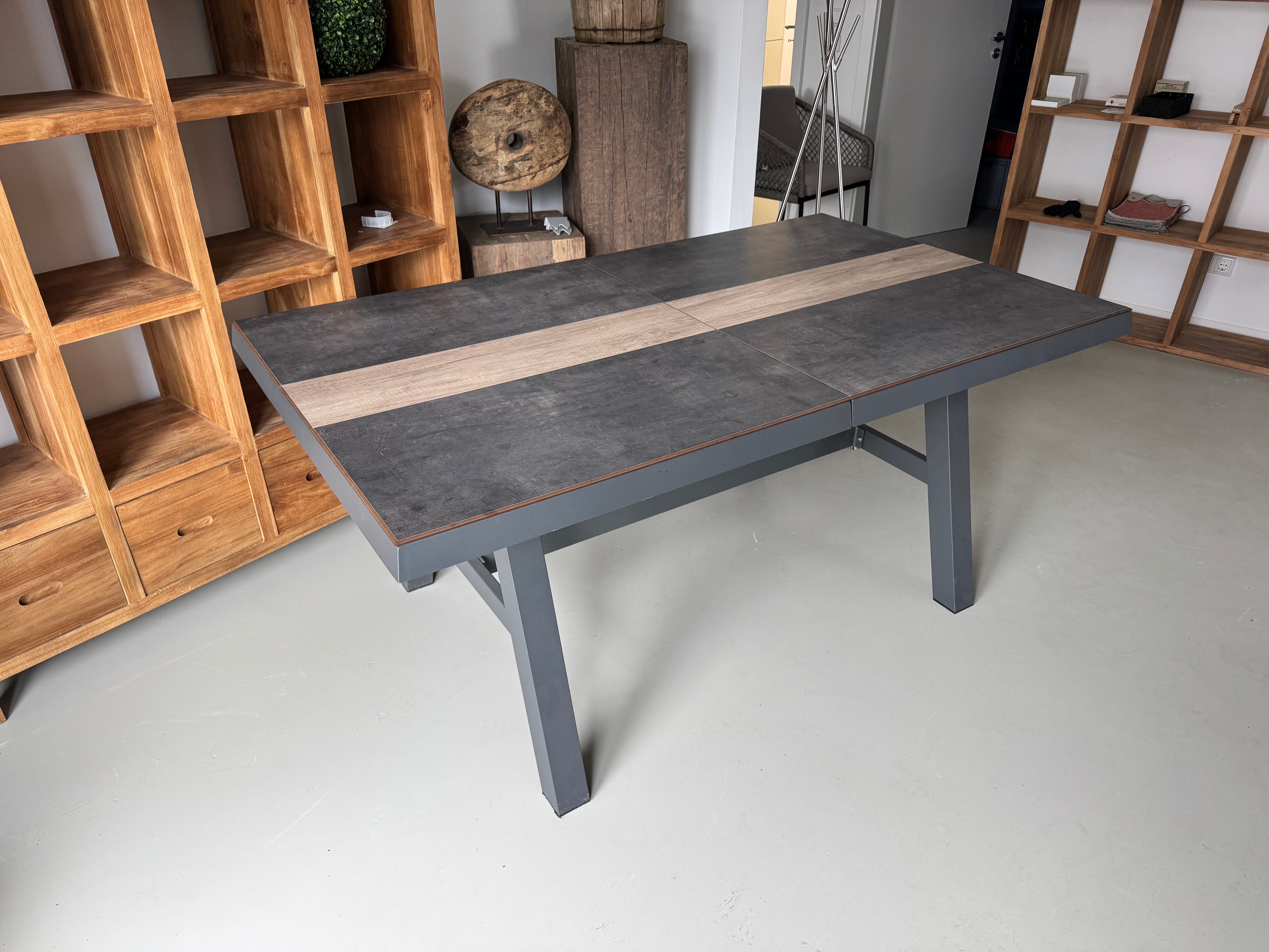 Tischgruppe mit Auszugstisch HPL (max. 2,20 m) inkl. 6 Stühlen