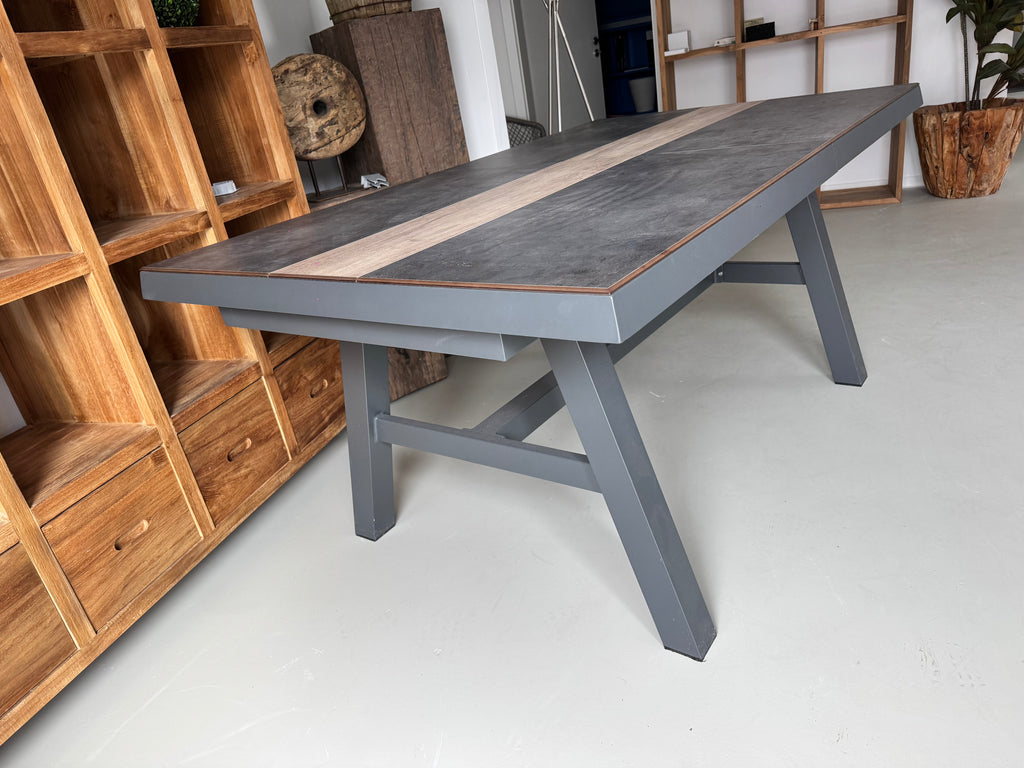 Tischgruppe mit Auszugstisch HPL (max. 2,20 m) inkl. 6 Stühlen