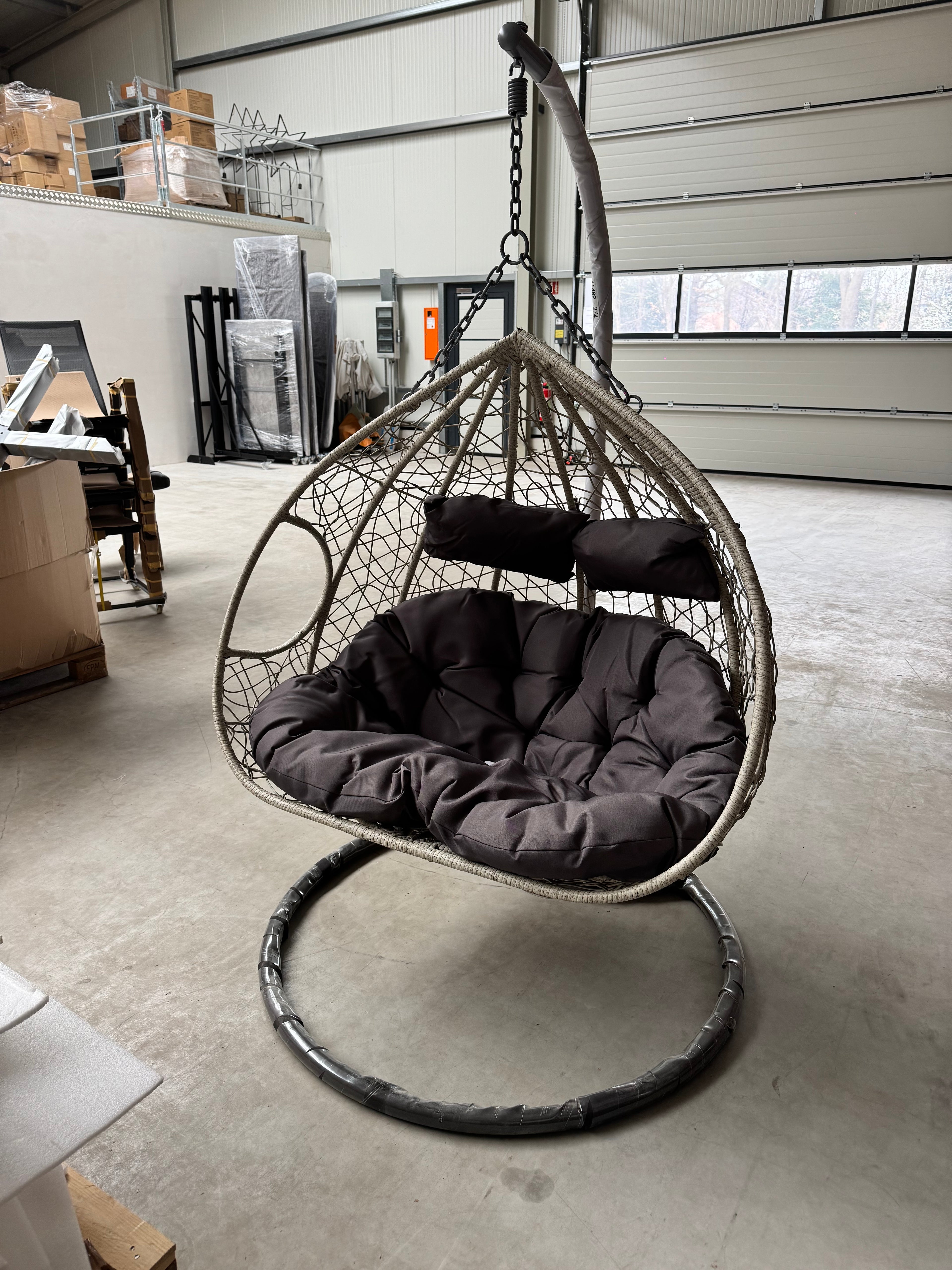 Hängesessel hell, Metallgestell mit Kunststoffgeflecht