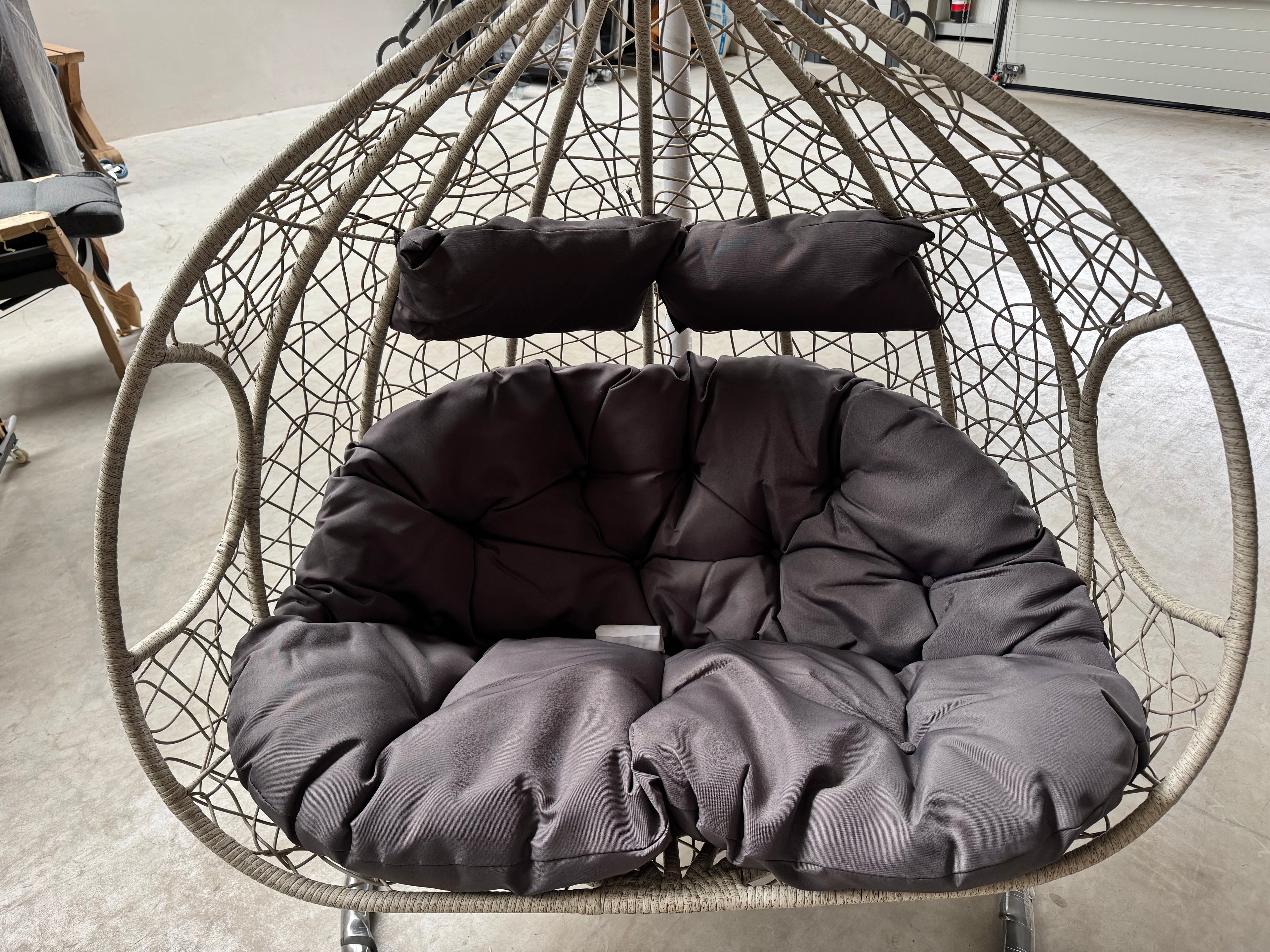 Hängesessel hell, Metallgestell mit Kunststoffgeflecht