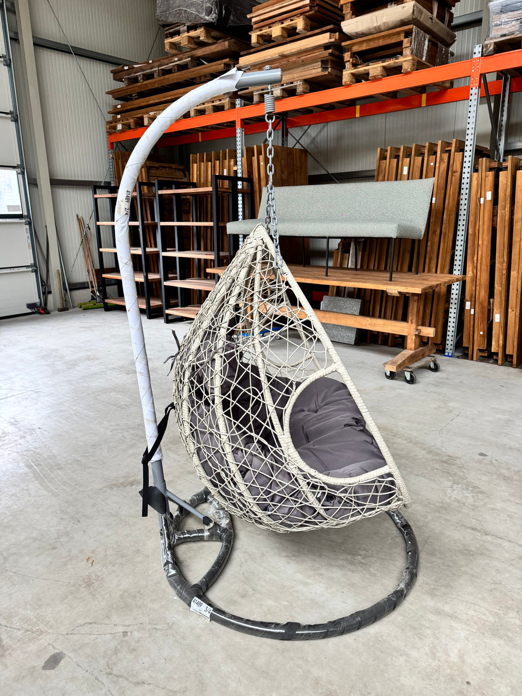 Hängesessel hell, Metallgestell mit Kunststoffgeflecht