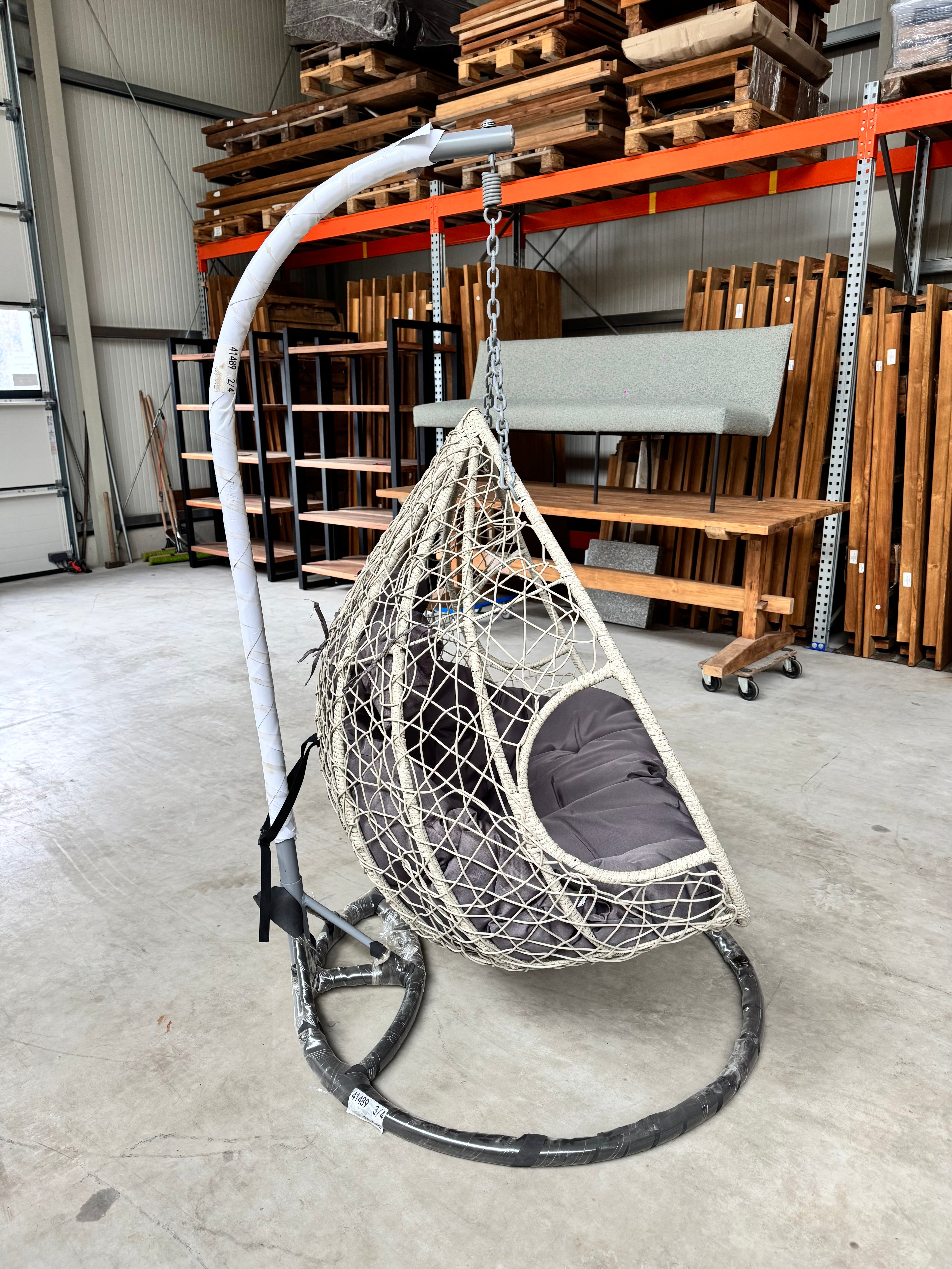 Hängesessel hell, Metallgestell mit Kunststoffgeflecht