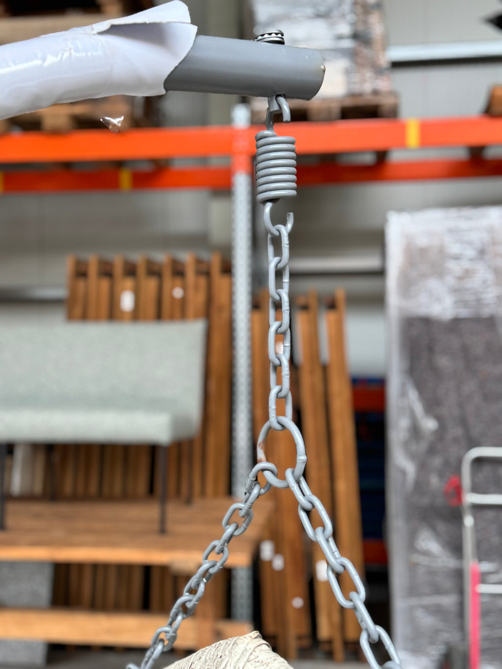 Hängesessel hell, Metallgestell mit Kunststoffgeflecht