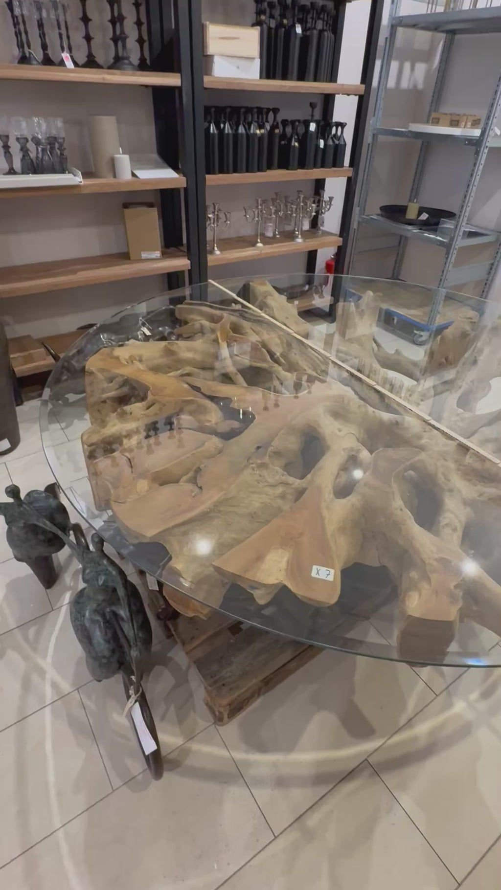 runder Glastisch auf einer Teakwurzel